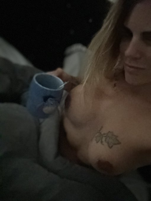 J&rsquo;ai &eacute;t&eacute; g&acirc;t&eacute; par @LumaCarie1 ce matin avec un petit d&eacute;jeuner au lit. https://t.co/Rovsnzu8kW<a class="tags" target="_blank" title="On Twitter" href="/?out=eyJ0eXAiOiJKV1QiLCJhbGciOiJIUzUxMiJ9.eyJpYXQiOjE3MjgxNTc4MDQsImlzcyI6InR3cG9ybnN0YXJzLmNvbSIsIm5iZiI6MTcyODE1NzgwNCwiZXhwIjoxNzU5NjkzODA0LCJyZWRpcmVjdF91cmwiOiJodHRwczovL3R3aXR0ZXIuY29tL0x1bWFDYXJpZTEifQ.igNWXNSwTG56_zVCdNGW3GtD6J8KvRoI50siMBV6OQjsuFZ9g48teeGV6KRishQI8Y7u-IJWQJDXgBvibAcmFw">@LumaCarie1</a><a href="/tag/lundigambettes"class="tags"><span>#lundigambettes</span></a>