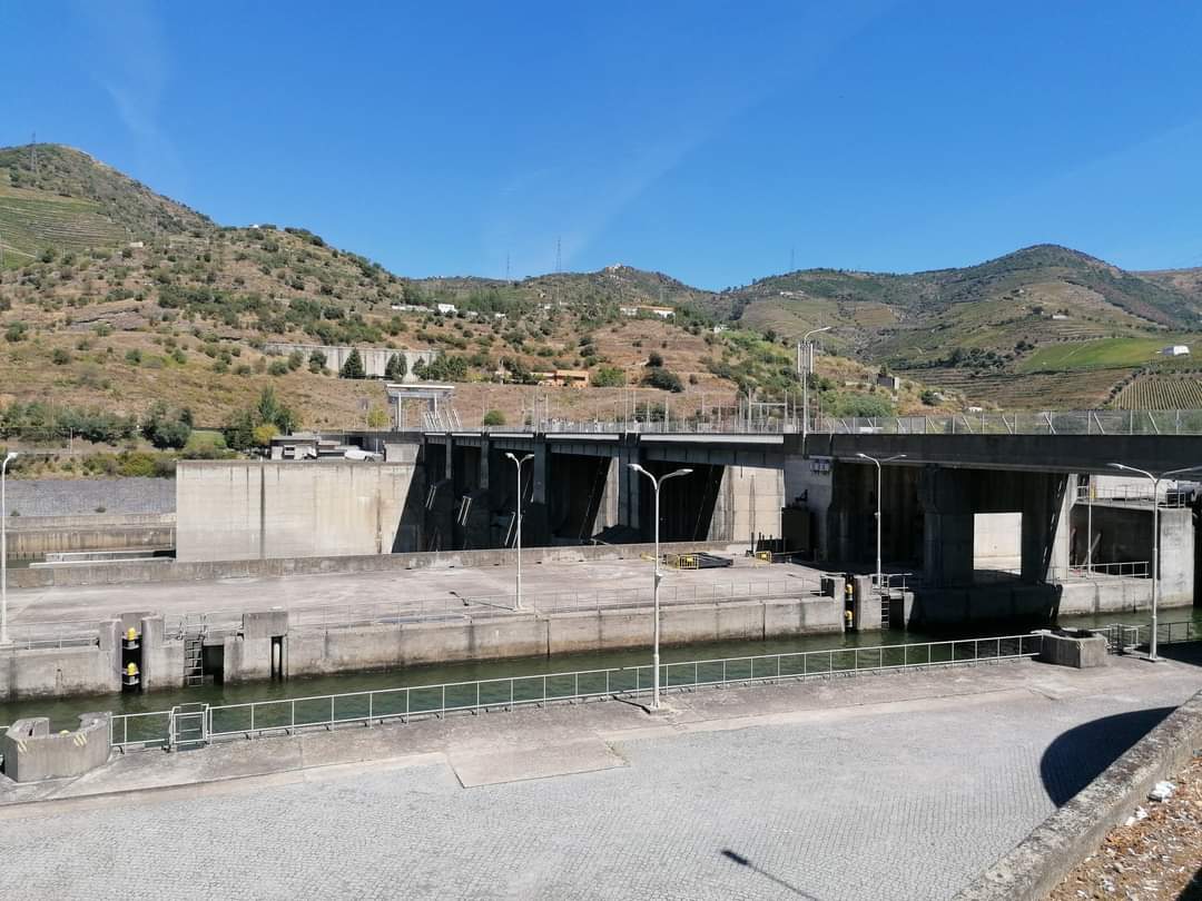 skymanuelima's tweet photo. A Barragem de Bagaúste está localizada na bacia hidrográfica do Douro, no rio Douro, entre as margens dos concelhos de Lamego e Peso da Régua. A barragem inclui uma eclusa do canal de navegação do Douro que vence um desnível máximo de 28,5 m. #Barragem #Bagaúste #RioDouro #eclusa https://t.co/e6t2fAizLN