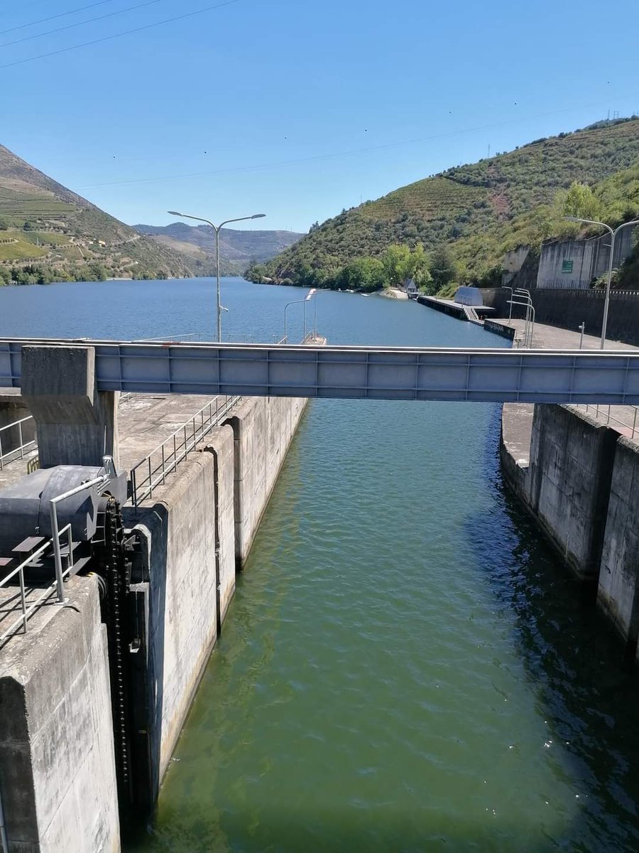 skymanuelima's tweet photo. A Barragem de Bagaúste está localizada na bacia hidrográfica do Douro, no rio Douro, entre as margens dos concelhos de Lamego e Peso da Régua. A barragem inclui uma eclusa do canal de navegação do Douro que vence um desnível máximo de 28,5 m. #Barragem #Bagaúste #RioDouro #eclusa https://t.co/e6t2fAizLN
