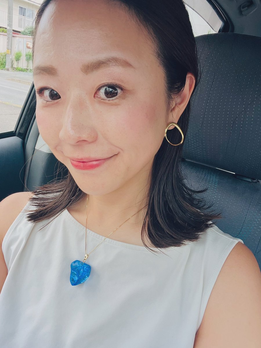 Ayuko319's tweet photo. レムリアを
思い出すとき…💎

アンダラクリスタル✨　

知ってはいたけど
急に手元に置いておかなきゃ
いけない気がしてお迎えしました💐
そんな時がタイミング✨

白い服ばかり着ているから
ブルーがとっても映える🩵

@roahealing25 さんから💐
ありがとうございます☺️
エネルギーが本当に素敵✨ https://t.co/VcroPNdQmN