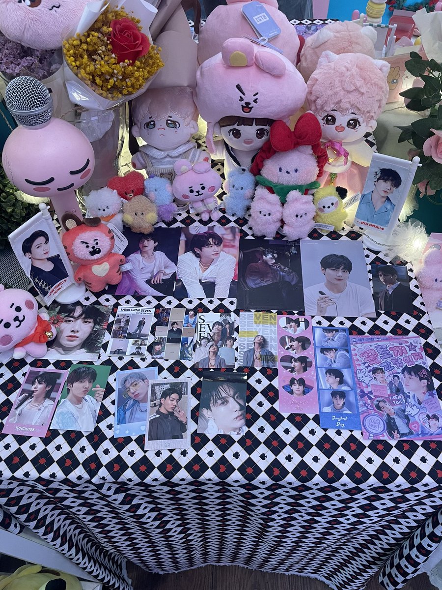 kyungsam85's tweet photo. @tone_manner077 정구기 생카 방문했어요.
굿즈들로 방대하게 꾸며져있고 특전이 완전 푸짐해요. 천국이에요ㅠㅠ행복쓰 ㅠㅠ
#꾹토끼관찰일지
#당근나라토끼왕자꾹 https://t.co/uyIdUDEEdm
