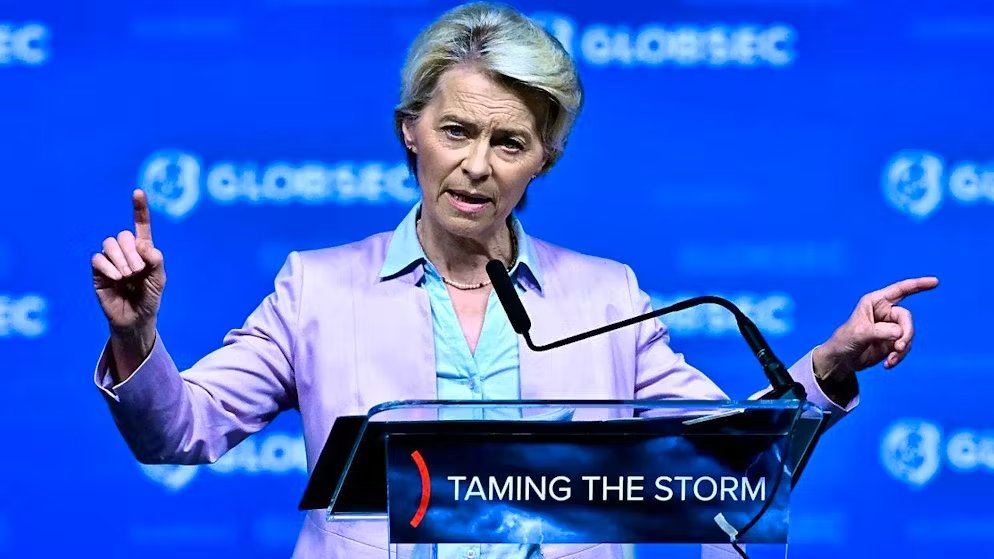 🚨🇪🇺🇺🇦 Von der Leyen: "Oggi, alcuni politici all'interno della nostra Unione, e persino in questa parte d'Europa, stanno intorbidendo le acque del nostro dialogo sull'#Ucraina. Incolpano della guerra non l'invasore, ma l'invaso; non la brama di potere di #Putin, ma la sete di