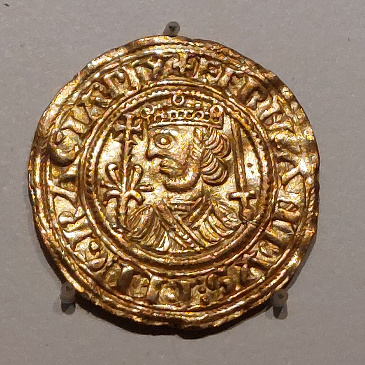 Hoy os presento esta moneda de época románica.
Se trata de un maravedí de oro de Fernando II de León.
Su importancia radica en que es el primer oro acuñado con tipos y leyendas plenamente cristianos en el S.XII.
Aparece el busto del rey coronado y la inscripción reza: