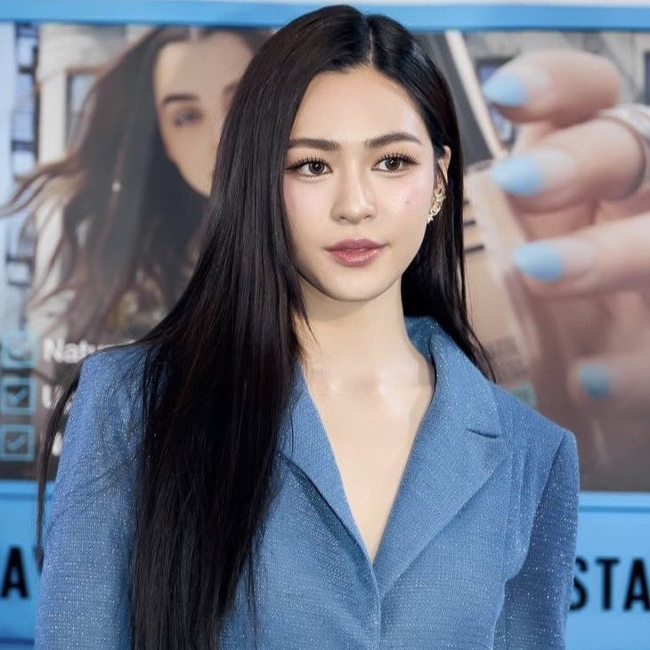 AU prompt: Orm’s father requires her to work for 2months in their company as the future heiress. No one knows her status though. How will she juggles her life from a spoiled brat lady to a mere employee with her strict, charismatic, irresistible boss - Lingling Kwong? #LingOrm