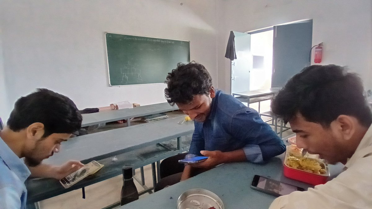 iamranjith2004's tweet photo. భోజనం చేసేటప్పుడు కుడు ఫోన్ వాడుతున్నా యువత ఇండియా 🇮🇳 కి ఒలింపిక్స్ లో గోల్డ్ మెడల్ రమ్మంటే ఎలా వస్తుంది #Indianyouth
#YouthPower #pamidivenugopal dangerous guy! https://t.co/8Ri5jJJXkG
