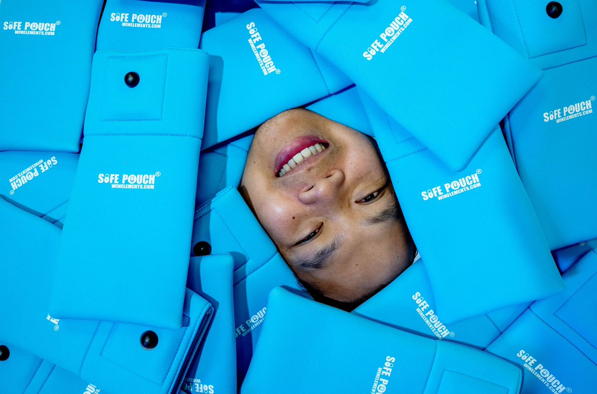 Fotogodterry's tweet photo. Moreno Valley High School sophomore chemistry teacher John Nguyen and his company, WIN ELEMENTS LLC, created a pouch with a magnetic lock to hold cell phones. The SAFE Pouch locks the cell phone on the students desk for a free student learning environment in Moreno Valley. https://t.co/pb2o0LvWZd