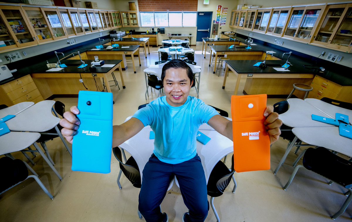 Fotogodterry's tweet photo. Moreno Valley High School sophomore chemistry teacher John Nguyen and his company, WIN ELEMENTS LLC, created a pouch with a magnetic lock to hold cell phones. The SAFE Pouch locks the cell phone on the students desk for a free student learning environment in Moreno Valley. https://t.co/pb2o0LvWZd