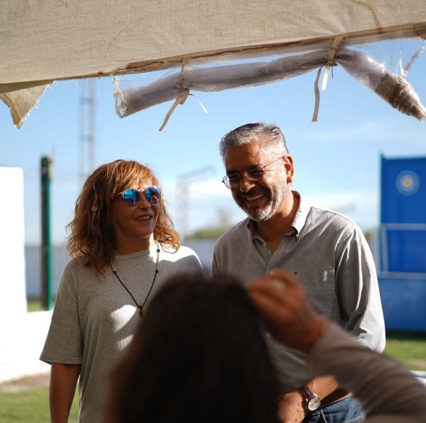 Porque nos enseñaron que nadie se salva solo, y a llevar nuestra bandera  como solidaridad siempre... Gracias por acompañar y no soltarles la mano a cada flia  gracias con el corazón siempre.
Gracias Celia  , años de lucha por quienes más nos necesitan! Gracias, siempre 🩵