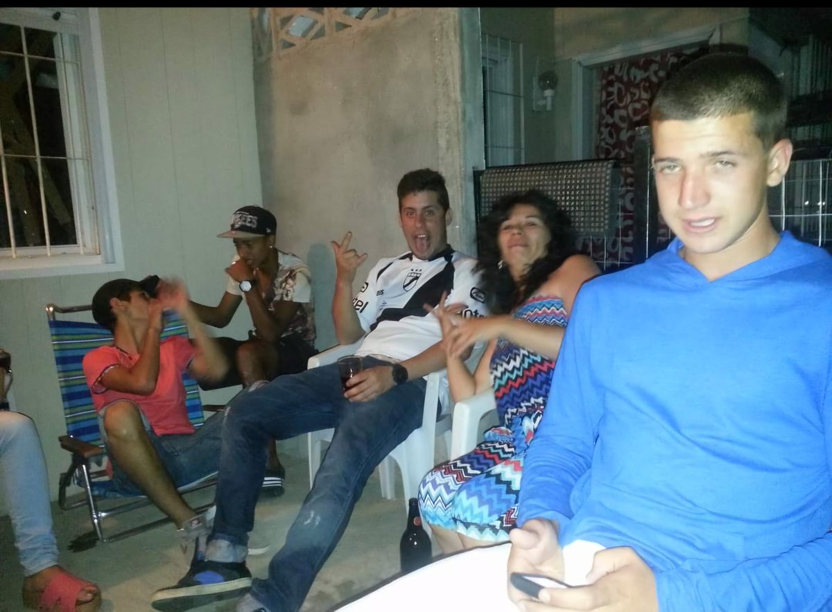 El dolor de un país, tragedia familiar y colectiva. Fruto de una familia de trabajadores de Nuevo París. De chico esta foto en mi casa. Mi solidaridad con el dolor de su familia. <a href="/JuanIzquierdo97/">Juan Izquierdo</a> 💔💔