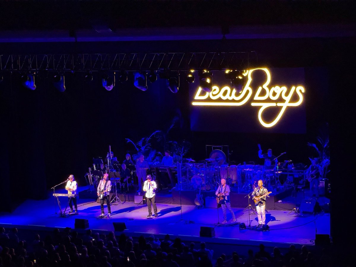 SCdood's tweet photo. Diving into some good vibrations. (@ The Greek Theatre in Los Angeles, CA) https://t.co/ER3HRttuFX https://t.co/8k3X4OAJ1q