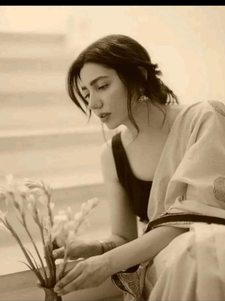 " کبھی کبھی میرا دِل کرتا ہے کہ ؛ میں کیسے بھی کر کے اُسے اپنی جانب مُتوجّہ کروں ، پھر اپنی چھوٹی سی چھوٹی تکلیف اُس کو بتاؤں ، وہ مداوہ کرنے کا کہے تو میں اُس کے ھاتھ تھام کر پُھوٹ پُھوٹ کر رو دوں ، لیکن وہ کہتے ہیں نہ کہ ؛ کُچھ خواہشیں کبھی پُوری ہونے کے لِیے ہوتی ہی نہیں ہیں ،