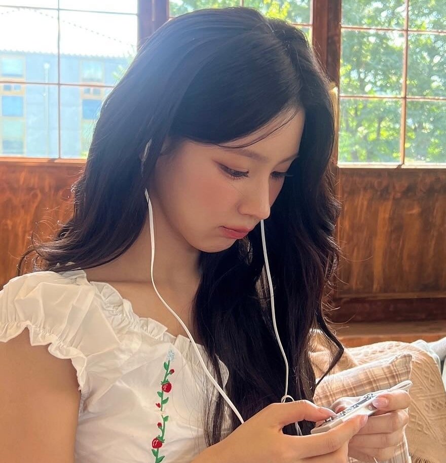 tr2eee's tweet photo. 입술 인중 주목 https://t.co/kefuHzgigt
