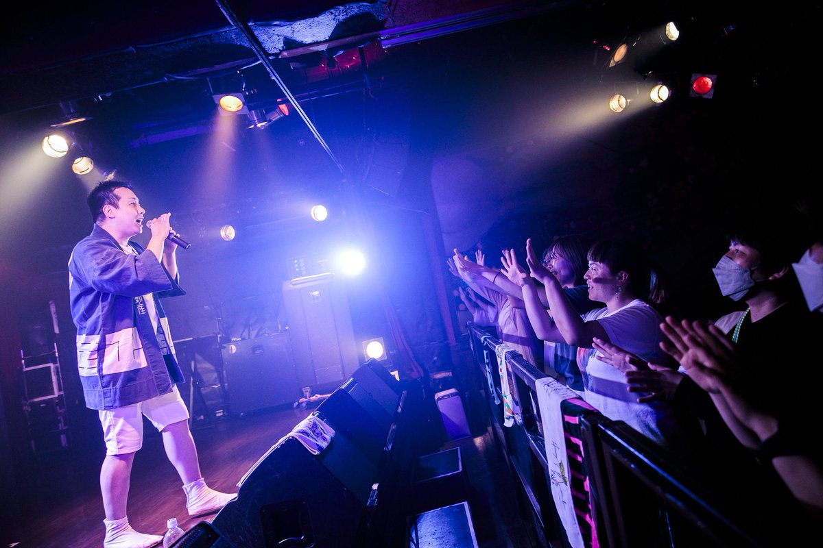 ichi5__ichi8's tweet photo. ＼ 一期一笑 vol.5LIVEphoto📸 ／

🎤草光健二
(@kenji1PLUS1 )

スタートから会場を笑いに包み😆🙌
みんなで歌って踊って楽しい時間🎶
新曲、キミがいるからは、アーティストからファンへの真っ直ぐな思いがとっても心に響きました🥹🩷

📸photo by ゆー坊
(@YUBOPHOTO)

#一期一笑
#一期一笑823 https://t.co/N90AEGDp8B