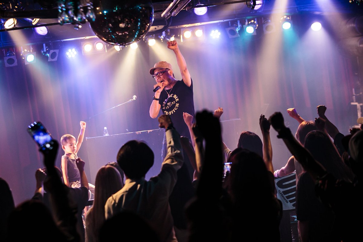 ichi5__ichi8's tweet photo. 侍②

きょうちゃんもステージに一緒に立った『空』は微笑ましく、まさにこの日この場所だけのステージ✨️☺️
握った拳を突き上げたきょうちゃんとサムさんの姿に、それを見守るお客さんの姿があたたかくほっこりした特別な『空』でした😌💓

📸photo by ゆー坊
(@YUBOPHOTO)

#一期一笑
#一期一笑823 https://t.co/311NxBGZ55