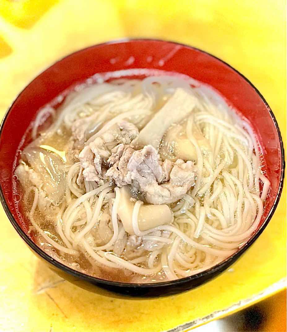gouwanharry's tweet photo. そーめん食べて元気でござる。
昼からジンソーダ決めてご満悦👍

ジントニックは大好きだけど、家では大体ジンソーダです。
何しろ安い！
そして３分の１くらいジンだと割り材とか何でも良くなる！（笑）

不経済じゃねーか！！🤣
皆さん午後も楽しく行こうぜ！ https://t.co/D7yfsIFfT5