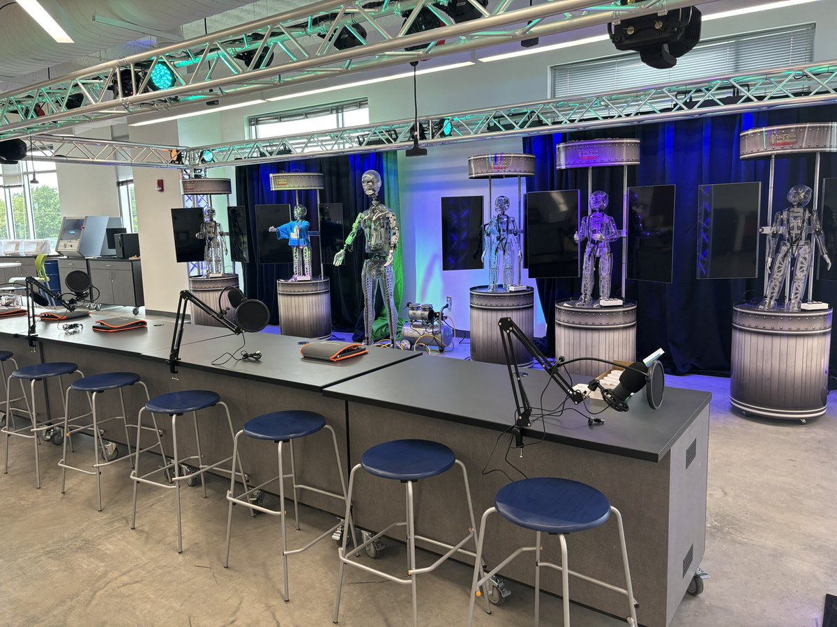 mrsnethsclass's tweet photo. ๐ช Safety, technology, transportation: all the critical elements for a successful day at the #FutureReadyLab . This week we worked on details, plus our laptops & TV arrived! ๐ป๐ฅ๏ธโจ๏ธ๐ฅ @NKCSchools #STEAM #STEM https://t.co/Z9uYN39Le9