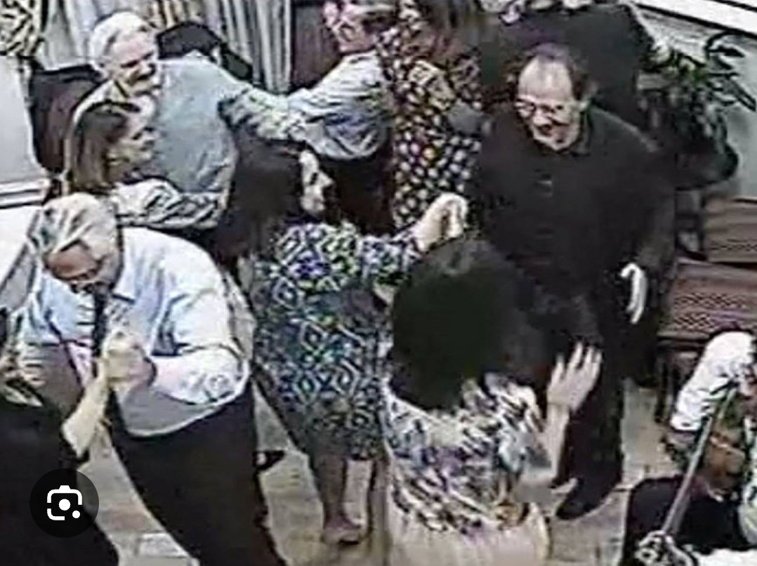 Pagando favores? Assange vivió bien sabroso a costa de los ecuatorianos.
Hasta mancho de caca las paredes de nuestra embajada