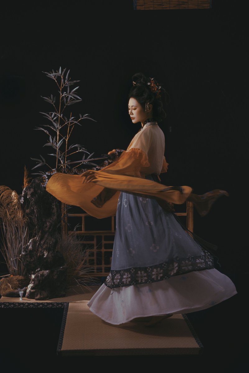 hanfuKFC's tweet photo. 你的头呢？
在国外的博物馆里
#hanfu #汉服 #China https://t.co/DN8qcG1eXY