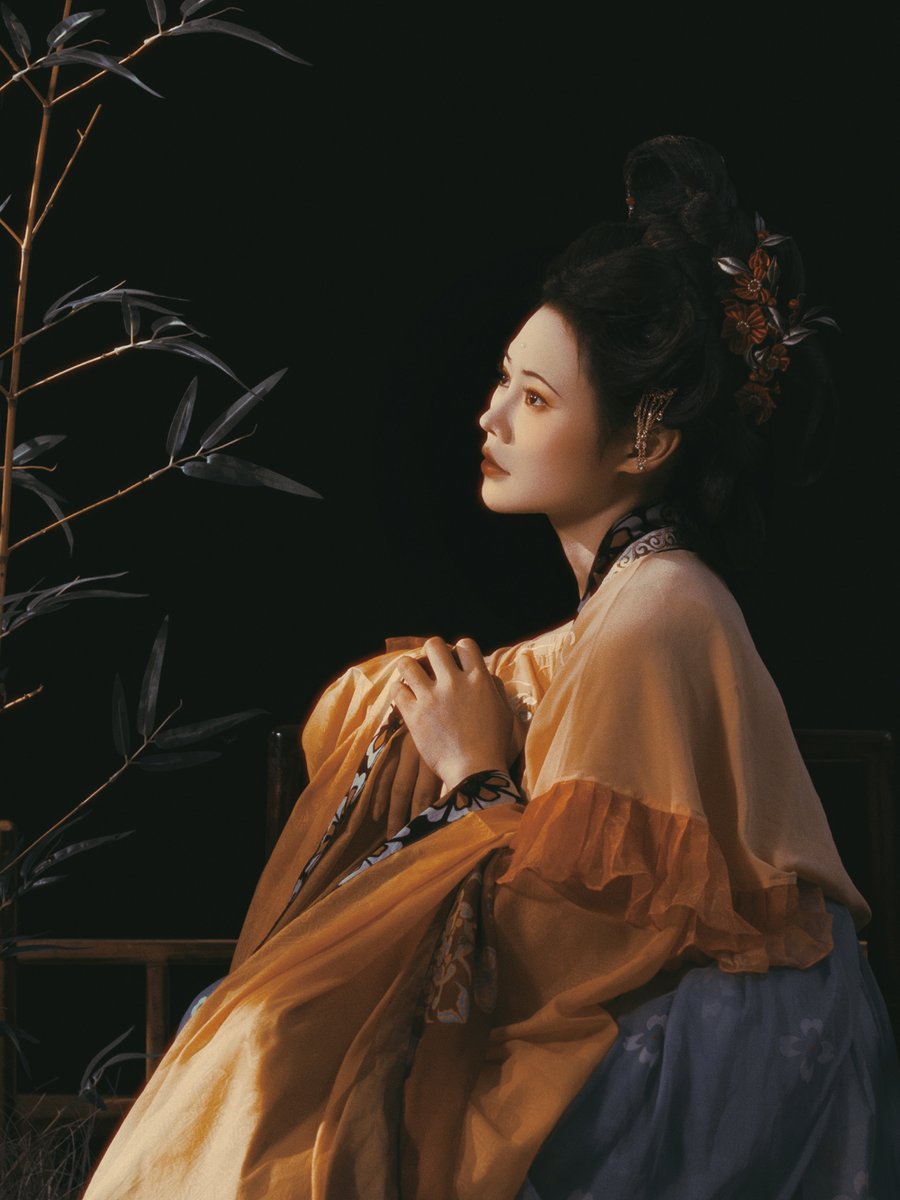 hanfuKFC's tweet photo. 你的头呢？
在国外的博物馆里
#hanfu #汉服 #China https://t.co/DN8qcG1eXY