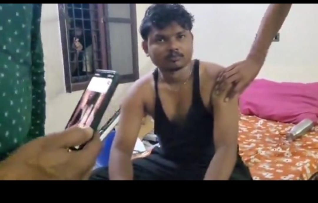 Bhuvi_sindhal's tweet photo. GirlsHostel
यहि जो दिखाई दे रहा हैं वो दरिन्दा हैं जो Arrest हुआ जिसने #GirlsHostel में 300 वीडियो बना कर पैसो र के चक्���र में बहन बेटियों की इज्जत से खिलवाड़ किया है
Janta Kee Awaaz इसे कड़ी से कड़ी सजा दी जाए
#Hidden Camera #hamster #GiftOfEducation #Andhra Pradesh https://t.co/v6wozVXpw5