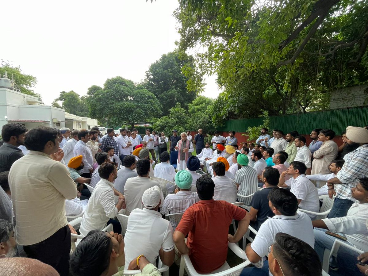 jitenderchdhry's tweet photo. हरियाणा विधानसभा चुनावों के निमित हमारे ऊर्जावान प्रदेश अध्यक्ष भाई @YogiSharmaBJYM  जी की अध्यक्षता मे युवा मोर्चा के पदाधिकारियों ने पूर्व मुख्यमंत्री हरियाणा वं वर्तमान में केंद्रीय ऊर्जा एवं शहरी विकास मंत्री आदरणीय @mlkhattar जी से भेंट कर मार्गदर्शन प्राप्त किया।  
#BJYMHR https://t.co/FnvqcCFIo8