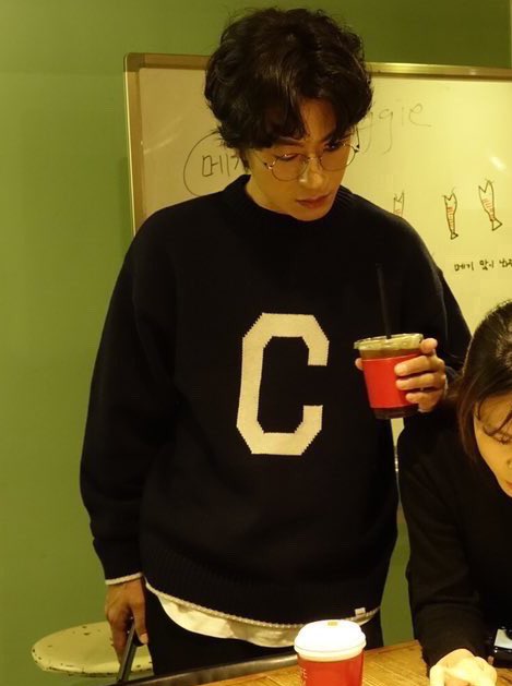 구교환은 이런 폭닥폭닥한 옷이 넘 잘 어울리는 것 같애…