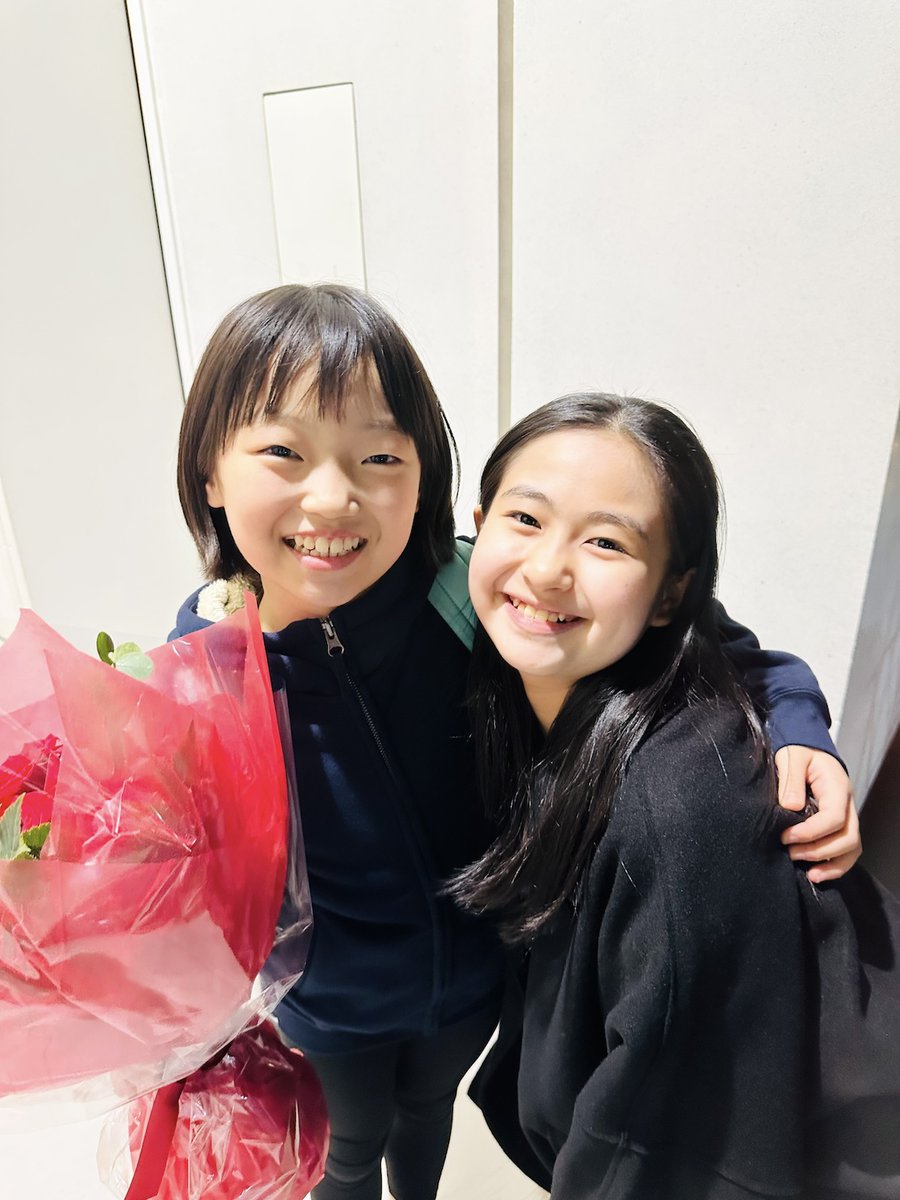 js_promotion's tweet image. 【#岡田悠李 #深町ようこ】#大親友
#丸美屋食品ミュージカル「#アニー」いよいよ最終目的地の #名古屋公演 です。
写真は、同じ事務所の2023 #アニー役 の深町ようこちゃんとのお写真、1枚目は昨年アニー役で合格した時。そしてもう1枚は最近の1枚。成長してるかな？
普段から大親友の二人です。