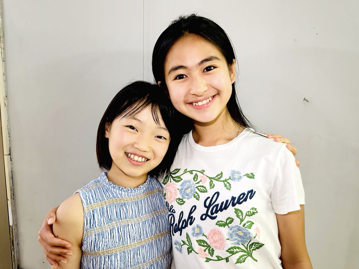 js_promotion's tweet image. 【#岡田悠李 #深町ようこ】#大親友
#丸美屋食品ミュージカル「#アニー」いよいよ最終目的地の #名古屋公演 です。
写真は、同じ事務所の2023 #アニー役 の深町ようこちゃんとのお写真、1枚目は昨年アニー役で合格した時。そしてもう1枚は最近の1枚。成長してるかな？
普段から大親友の二人です。