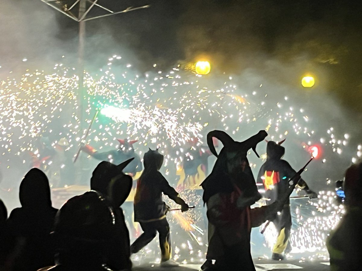CasalConflent's tweet photo. #NyerrosdelConflent, @ElsPallagos, @Desmanyacs o #Terradelsol?
El @CasalConflent agrupa diverses entitats del #Conflent que porta al jovent #culturacatalana #tradició #música #tallerdecuina #cançó #kanishibais #petitspapers #penyablaugrana #correfocs @JuliaTaurinya @AteneusCat https://t.co/Qe9hISgXhH