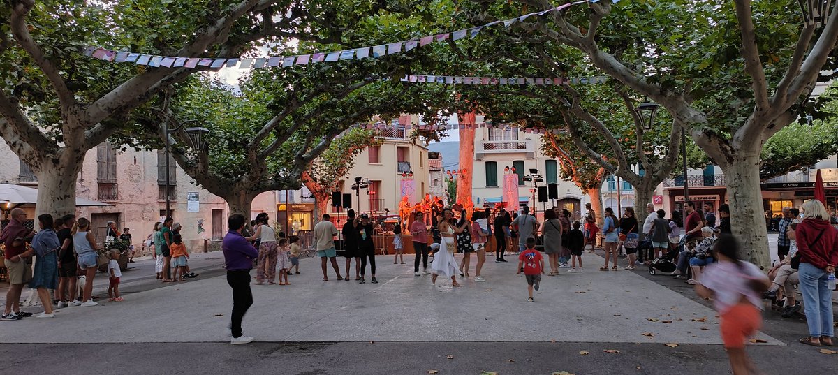 CasalConflent's tweet photo. #NyerrosdelConflent, @ElsPallagos, @Desmanyacs o #Terradelsol?
El @CasalConflent agrupa diverses entitats del #Conflent que porta al jovent #culturacatalana #tradició #música #tallerdecuina #cançó #kanishibais #petitspapers #penyablaugrana #correfocs @JuliaTaurinya @AteneusCat https://t.co/Qe9hISgXhH