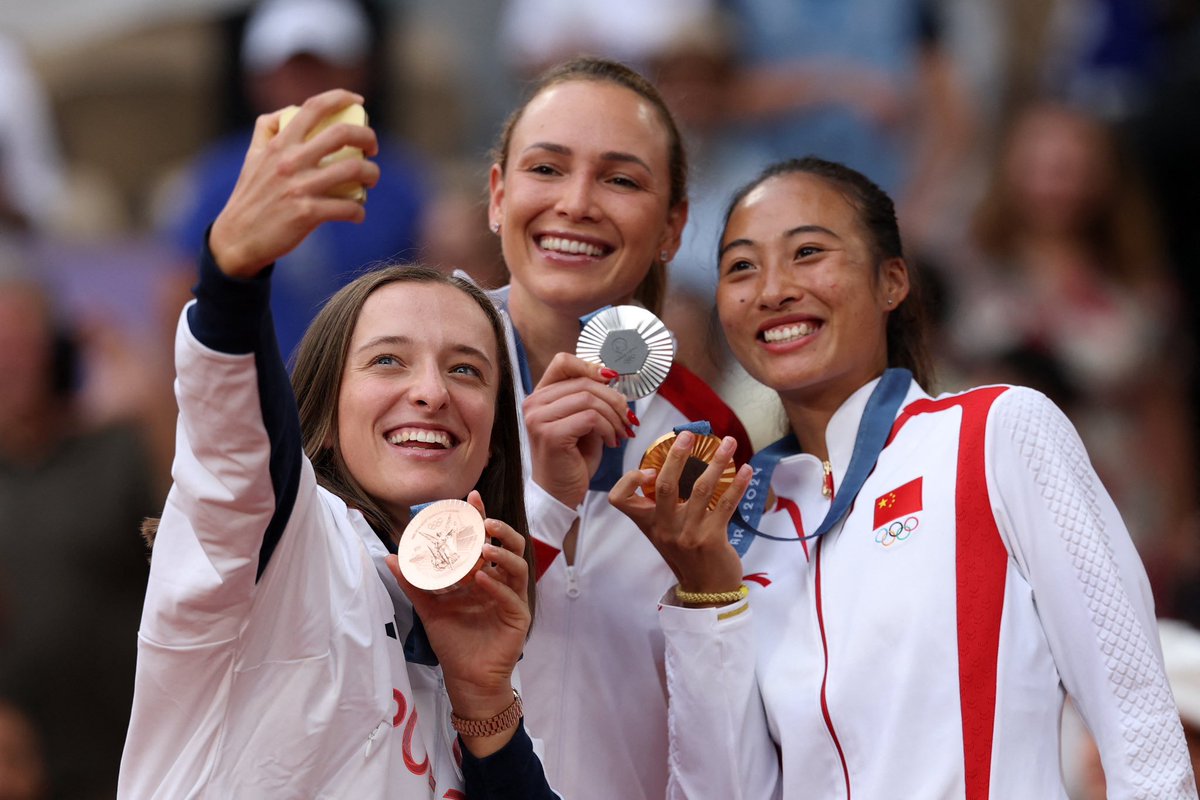 TheTennisLetter's tweet photo. All of the men’s Olympic Medalists are out of the US Open. 

❌ Novak Djokovic 🥇 

❌ Carlos Alcaraz 🥈 

❌ Lorenzo Musetti 🥉 

But all of the women’s Olympic Medalists are still alive. 

✅ Qinwen Zheng 🥇

✅ Donna Vekic 🥈 

✅ Iga Swiatek 🥉

The ladies are killing it. https://t.co/PhiOxtZGsA