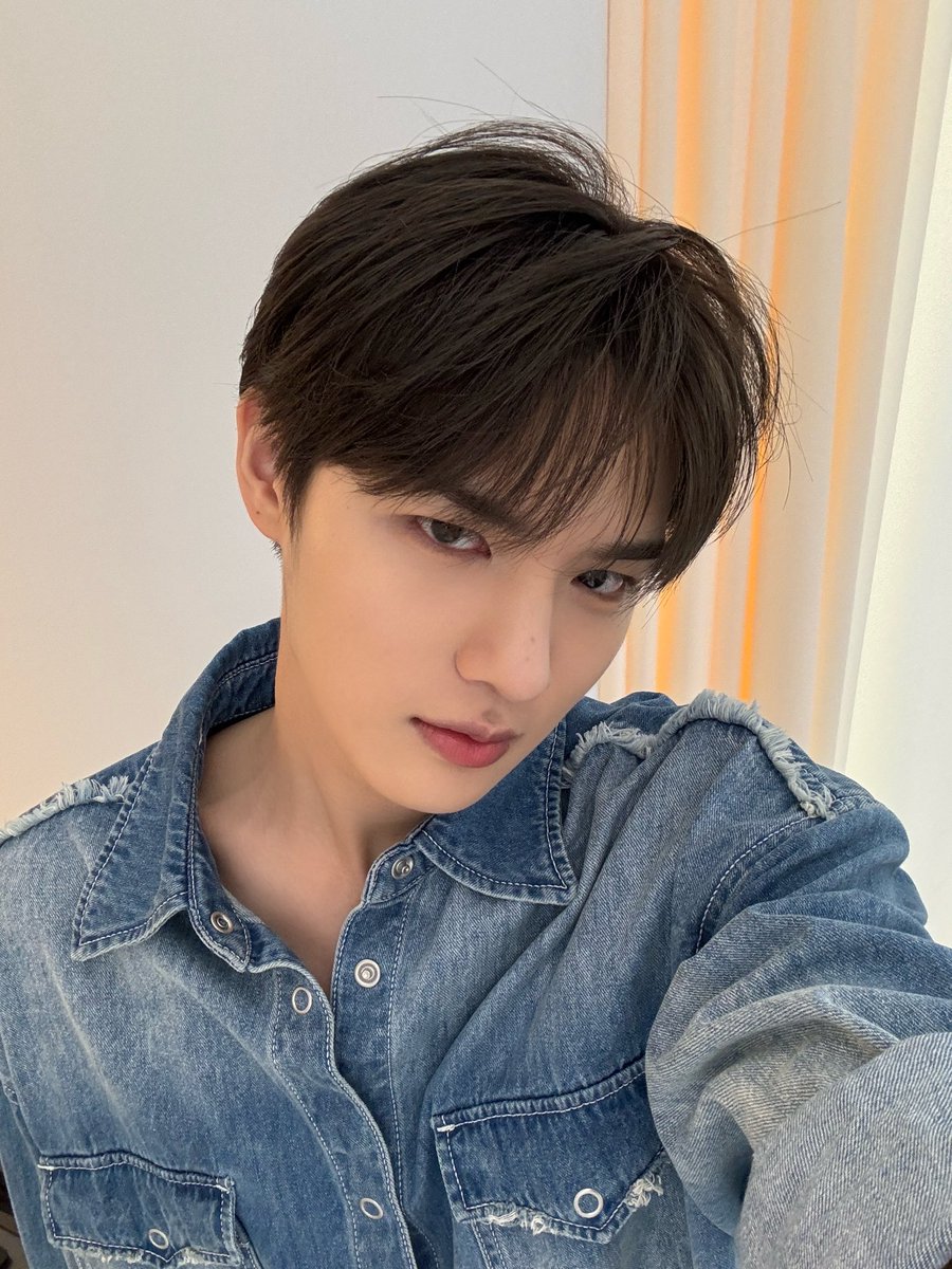 LUN8_members's tweet photo. [#지은호]
청으노👖

#루네이트 #LUN8 #청청인데 #바지가안보여.. https://t.co/P2SnKRjndT