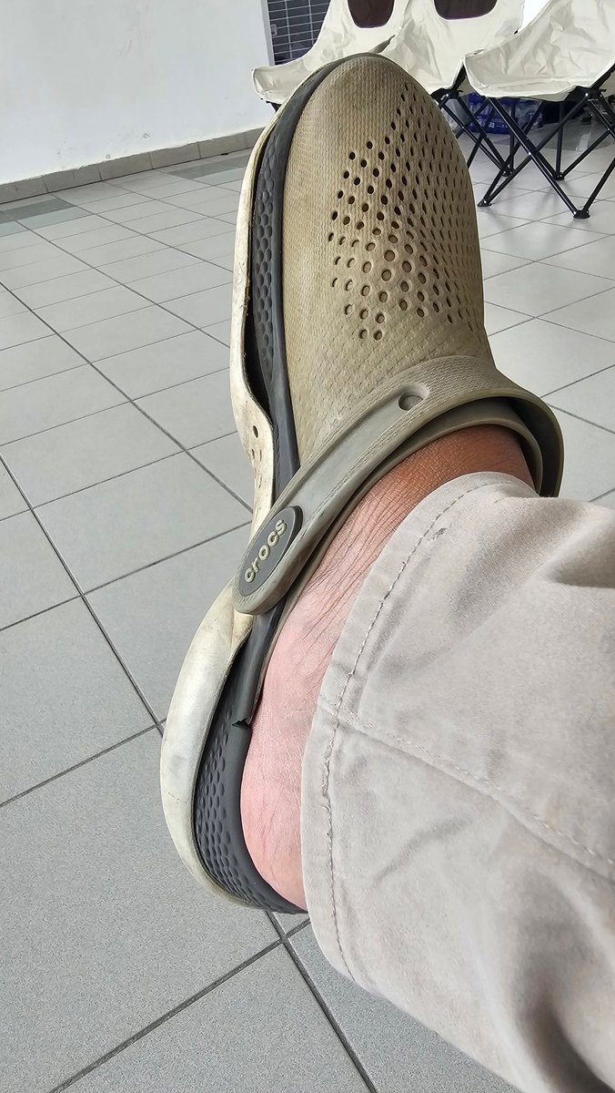 ridwanhr's tweet image. Pengen beli baru tapi nggak mau crocs lagi, minta rekomendasi pengganti crocs yang nggak kena boycott dong 🙏