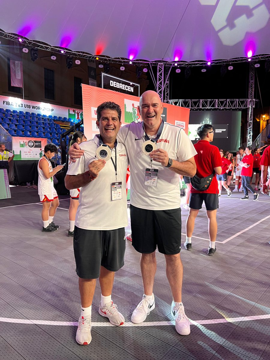 perichmelendez's tweet photo. @titincu @raulmojonero Aquí vamos ,,dos tonticos con ilusión 😂😂😂😂 https://t.co/IfvGYctUcR