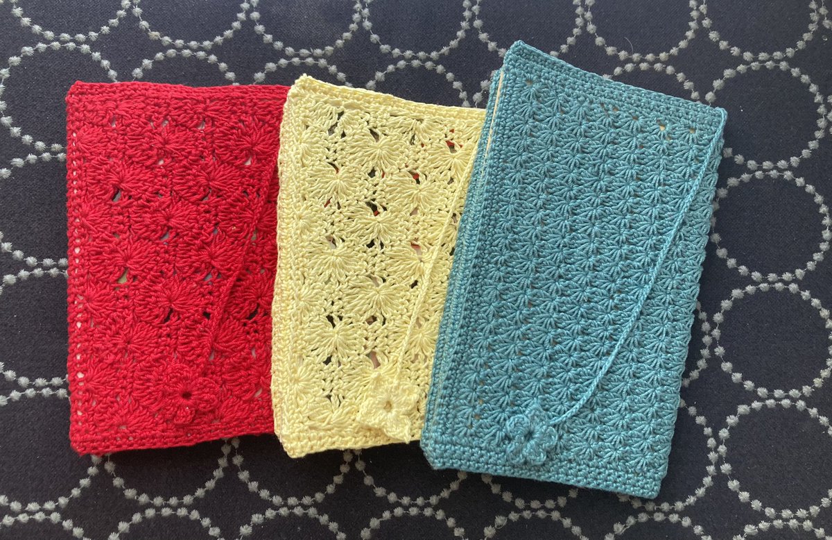 ナナルイのニットブックカバーが新入荷。編み手は87歳です。白内障の手術から復活して、目の調子もいいそうです。ホッとしました。　
文庫サイズと新書サイズ。