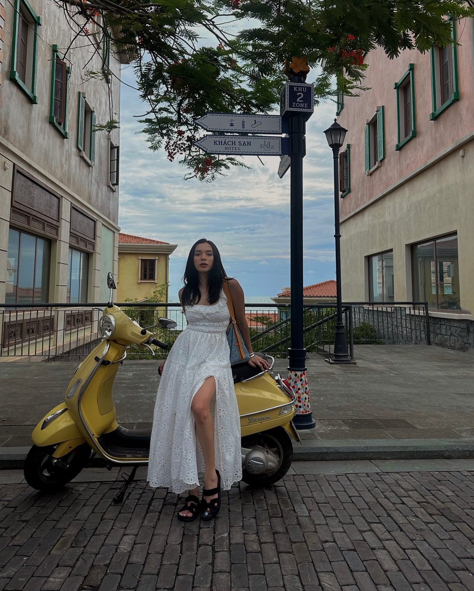 chiya_collins's tweet photo. Strolling around the 🌅townnn💛 https://t.co/RDNjLhDDgX