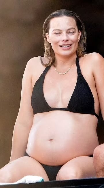 🦄❄️ The reason why her beloved #snowbunny was missing is because she is pregnant. 

#LewdRP