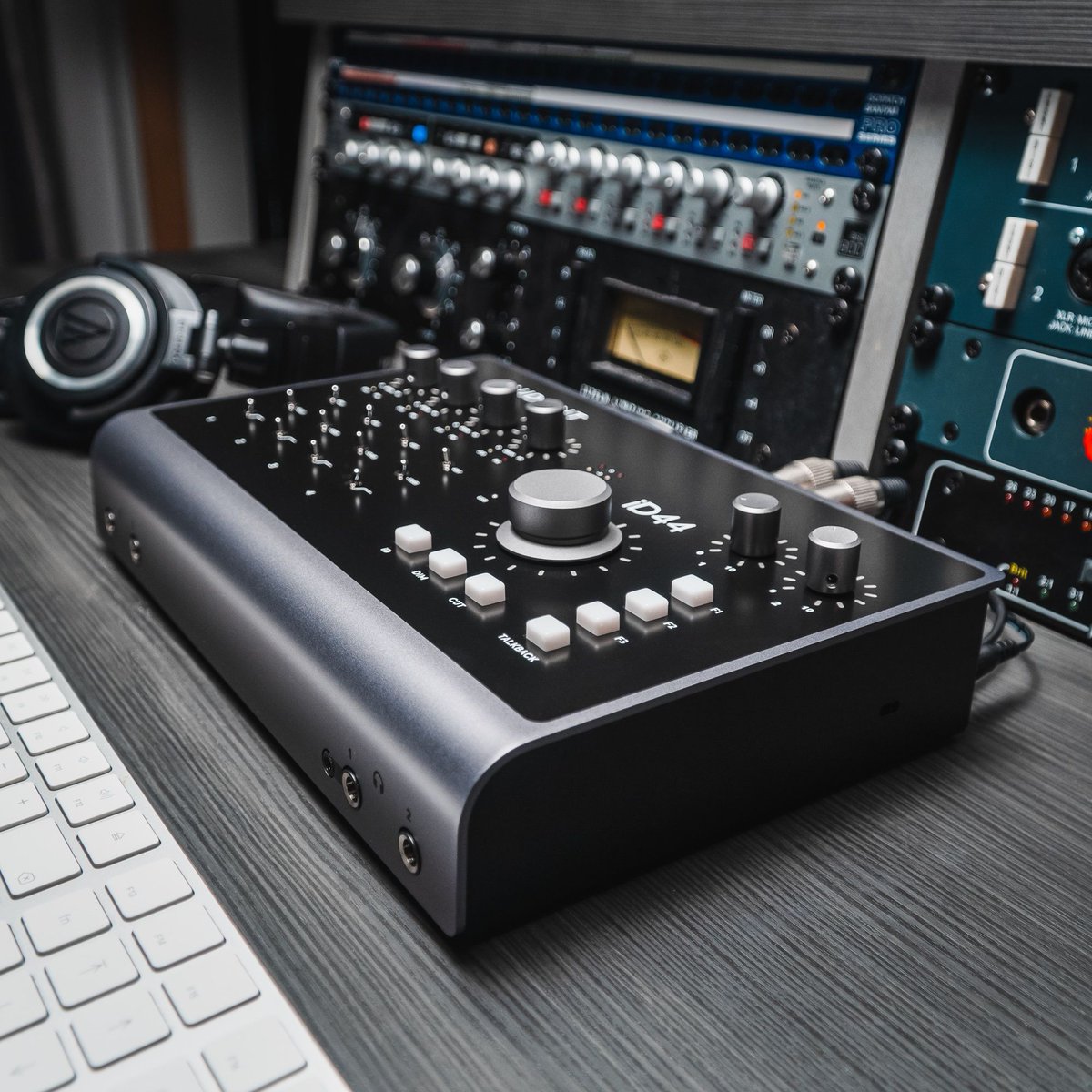 AudientWorld's tweet photo. Offering up to 20 inputs and 24 outputs as well as 4 of our Class-A console preamps onboard, iD44 offers premium audio performance. Whether you're taking on multi-mic setups or complex productions, iD44 has you covered ποΈ
Link ππ https://t.co/Glkyh8aMsW
#Audient #iD44 https://t.co/WTf9XtbSPw