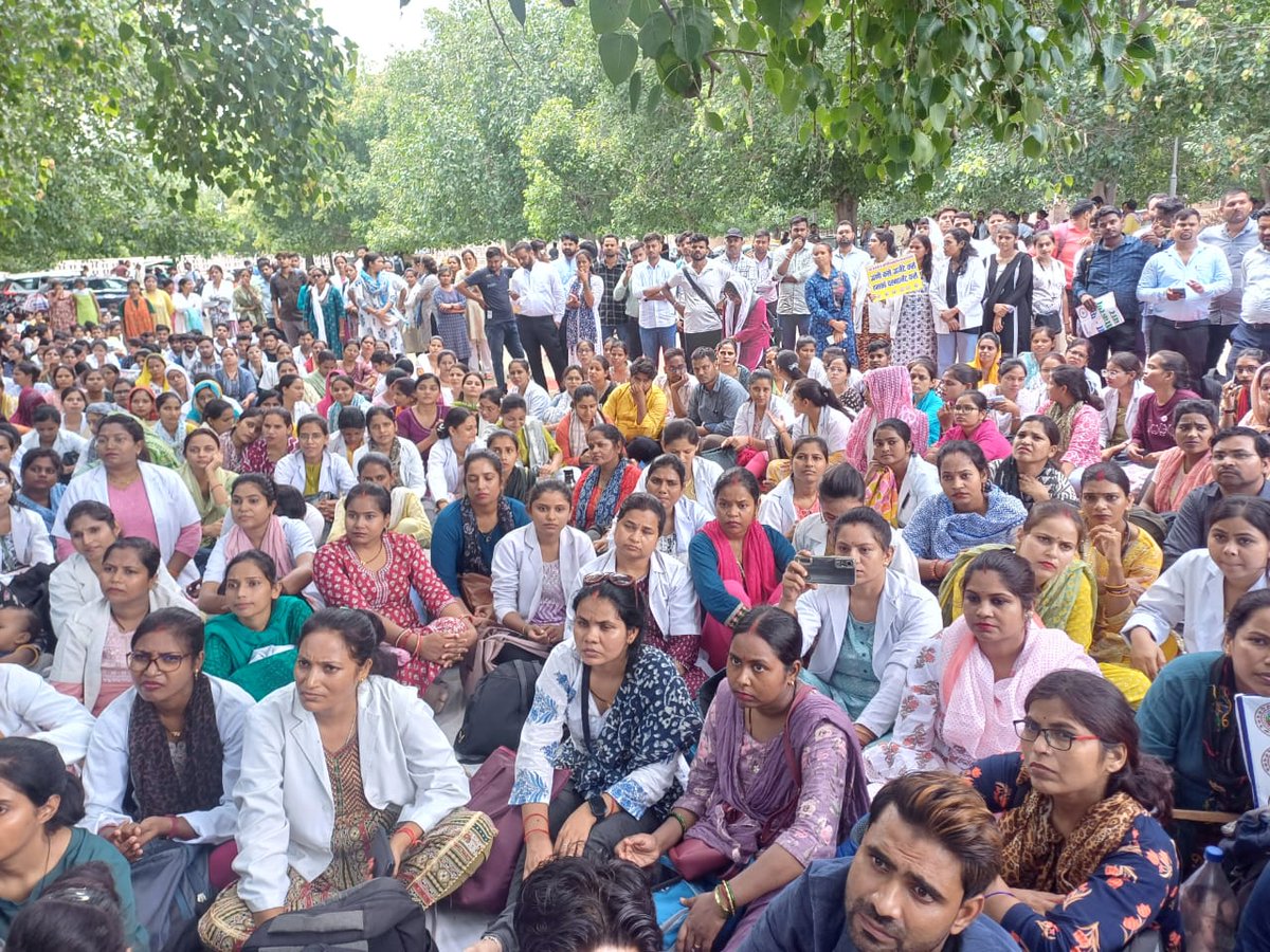 ऊ0प्र0 के हजारो सीएचओ भ्रष्टाचार एवं शोषण के चलते रोड पर बैठने को हुए मजबूर, कोई भी इनकी सुनने को तैयार नहीं ,यह बहुत निंदनीय है।<a href="/myogiadityanath/">Yogi Adityanath</a> <a href="/PMOIndia/">PMO India</a> <a href="/yadavakhilesh/">Akhilesh Yadav</a> <a href="/JPNadda/">Jagat Prakash Nadda</a> <a href="/United_IND_CHO/">United India CHO Forum</a> <a href="/MoHFW_INDIA/">Ministry of Health</a> <a href="/A_ArogyaMandir/">Ayushman Arogya Mandir - Arogyam Paramam Dhanam</a> <a href="/nhm_up/">NHM UP</a> <a href="/brajeshpathakup/">Brajesh Pathak</a> <a href="/MayankeshwarSh1/">Mayankeshwar Sharan Singh</a> <a href="/InfoDeptUP/">Information and Public Relations Department, UP</a>