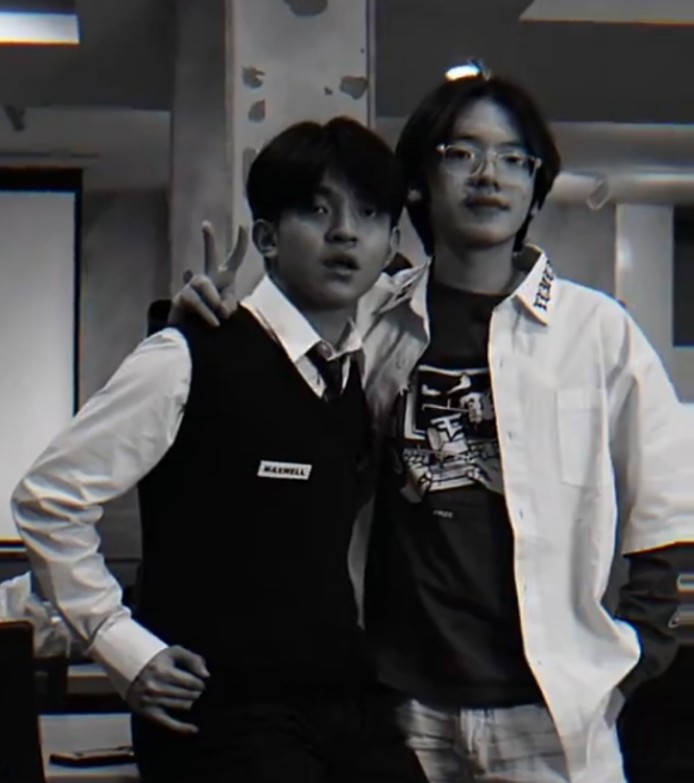 .......cakep bgt yg pake kacamata.. mata saya tdk bisa berpaling.... haaah... 😭😭😭... axel... km cakep bgt xel.... dripping tears...... this is so axelots of me rn......