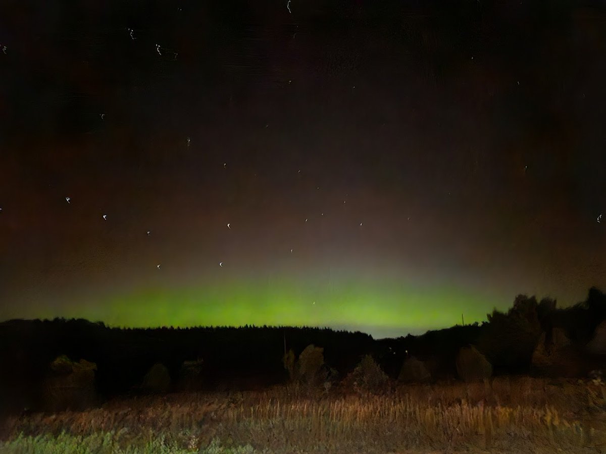 NWSGaylord's tweet photo. For anyone up and about at this hour, the #northernlights are going green right at the horizon. Shaky pic from our office. To the untrained, unacclimated eye, this looks like a white glow on the horizon (green shows up better in pics). #miwx #northernmichigan #greenage #aurora https://t.co/b5ovorKbGq