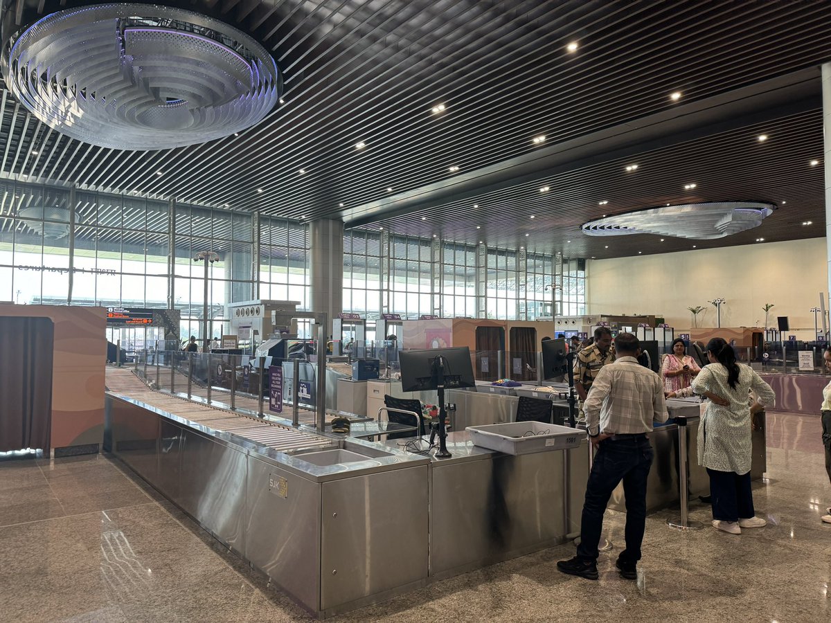 TheRightGhose's tweet photo. Whattay transformation of #Lucknow Airport. Used to be a dump. Some metros ought to hang their head in shame. But they’ll abuse #AdaniGroup . Pity @myogiadityanath’s own people tried to bring him down. Crab mentality: take a bow @JM_Scindia @lkoairport @CMOfficeUP #UttarPradesh https://t.co/LyJn0OYP1e