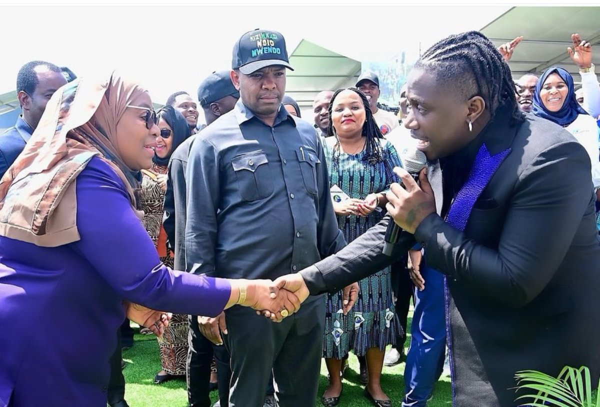 Rayvanny inaonekana bado anakinyongo juu ya Tuzo za TMA kwasababu anadai kuwa kaonewa hivyo imepelekea kujitoa asishiriki.

Lakini kwanini kila siku analalamika na kupost show zake za nje ambazo alialikwa while ameshatangaza kujitoa?

Wasanii inabidi wafanye mambo kiprofessional