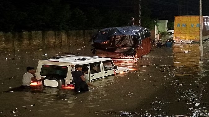vishalsh521's tweet photo. @nitin_gadkari waterlogging on d Agra-Delhi NH is a nightmare. Letters of Municipal and Divisional Commissioners, Agra to NHAI Faridabad Div remain unanswered. Citizens paying hefty tolls r stuck in deep water fr d whole night. Urgent action needed! #Infrastructure #HighwaySafety https://t.co/ZJWrs6ELa4