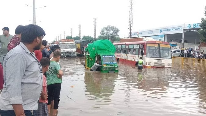 vishalsh521's tweet photo. @nitin_gadkari waterlogging on d Agra-Delhi NH is a nightmare. Letters of Municipal and Divisional Commissioners, Agra to NHAI Faridabad Div remain unanswered. Citizens paying hefty tolls r stuck in deep water fr d whole night. Urgent action needed! #Infrastructure #HighwaySafety https://t.co/ZJWrs6ELa4