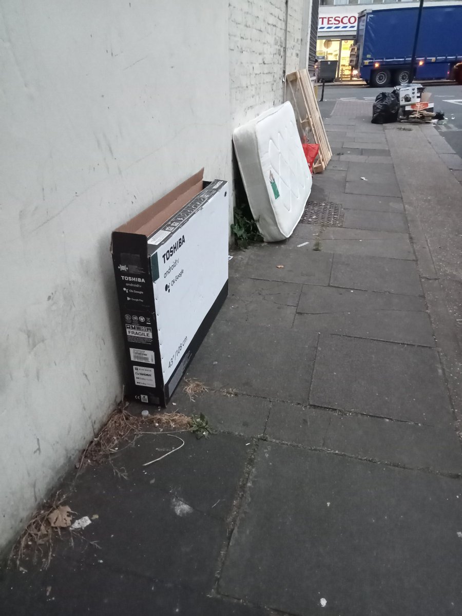 #newhamisashithole Top of FIfth Avenue Manor Park this morning, another filthy display from the Antisocial Scumbags, whose arses this council love to lick.