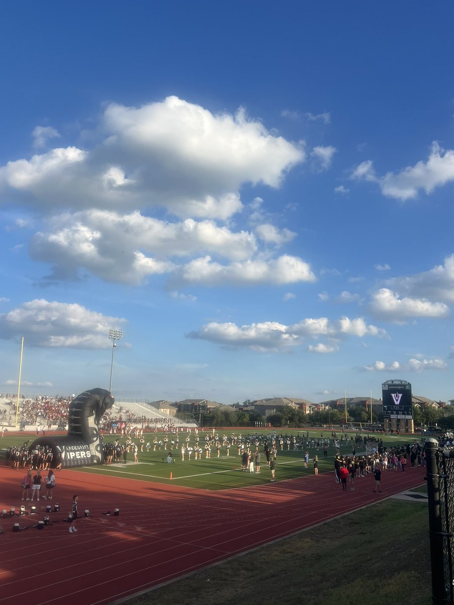 chrisrayshaw77's tweet image. Double dose of High School Football these past few days. First, helping out the @CombsFTBL to the first of many wins this season on Thursday night against Catalina Foothills. Today I flew in to Austin, TX and was able to catch a Texas sized High School Football game. VHS vs DSHS.