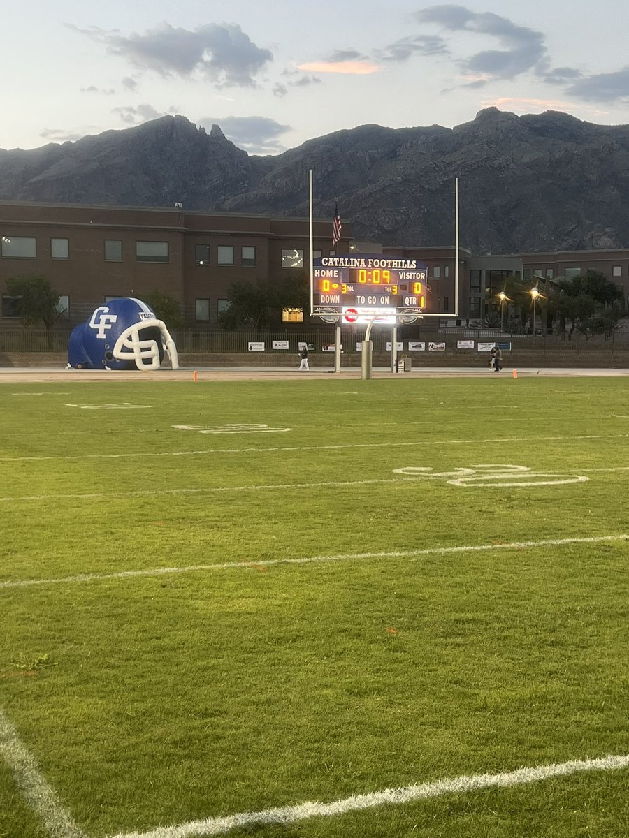chrisrayshaw77's tweet image. Double dose of High School Football these past few days. First, helping out the @CombsFTBL to the first of many wins this season on Thursday night against Catalina Foothills. Today I flew in to Austin, TX and was able to catch a Texas sized High School Football game. VHS vs DSHS.