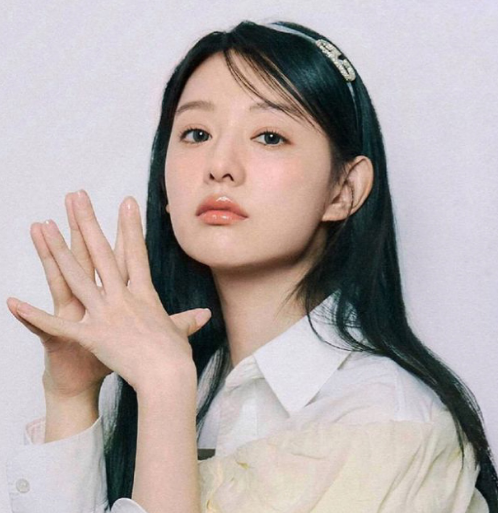 selfietimeid's tweet image. MinSelf ada ide pose ala Kim Ji Won loh.🤩 

Gemes banget gak sih? Ayo mana pose favorit kamu nih? 🥰

#selfietimeid #photobothviral #idepose #KimJiWon