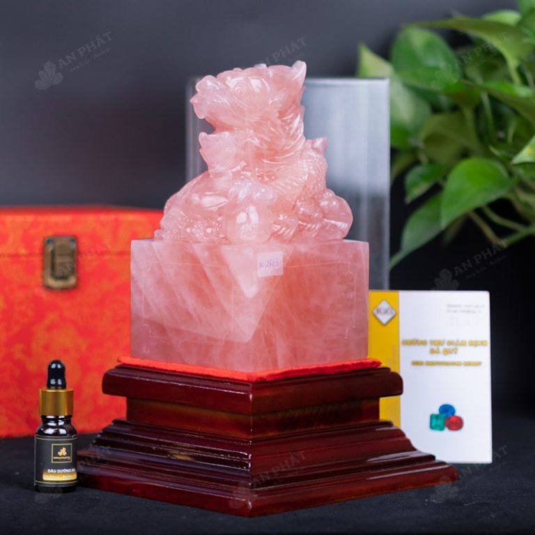 _AnphatGems's tweet photo. Với biểu tượng quyền uy và địa vị, ấn rồng là vật phẩm phổ biến được đặt rên bàn làm việc nhằm thu hút tài lộc và may mắn. Cùng Đá phong thủy An Phát tìm hiểu “ấn rồng phong thủy đặt ở đâu” qua bài viết dưới đây nhé! https://t.co/cYoEZuSBdv #anrong https://t.co/PGQazGSXzd